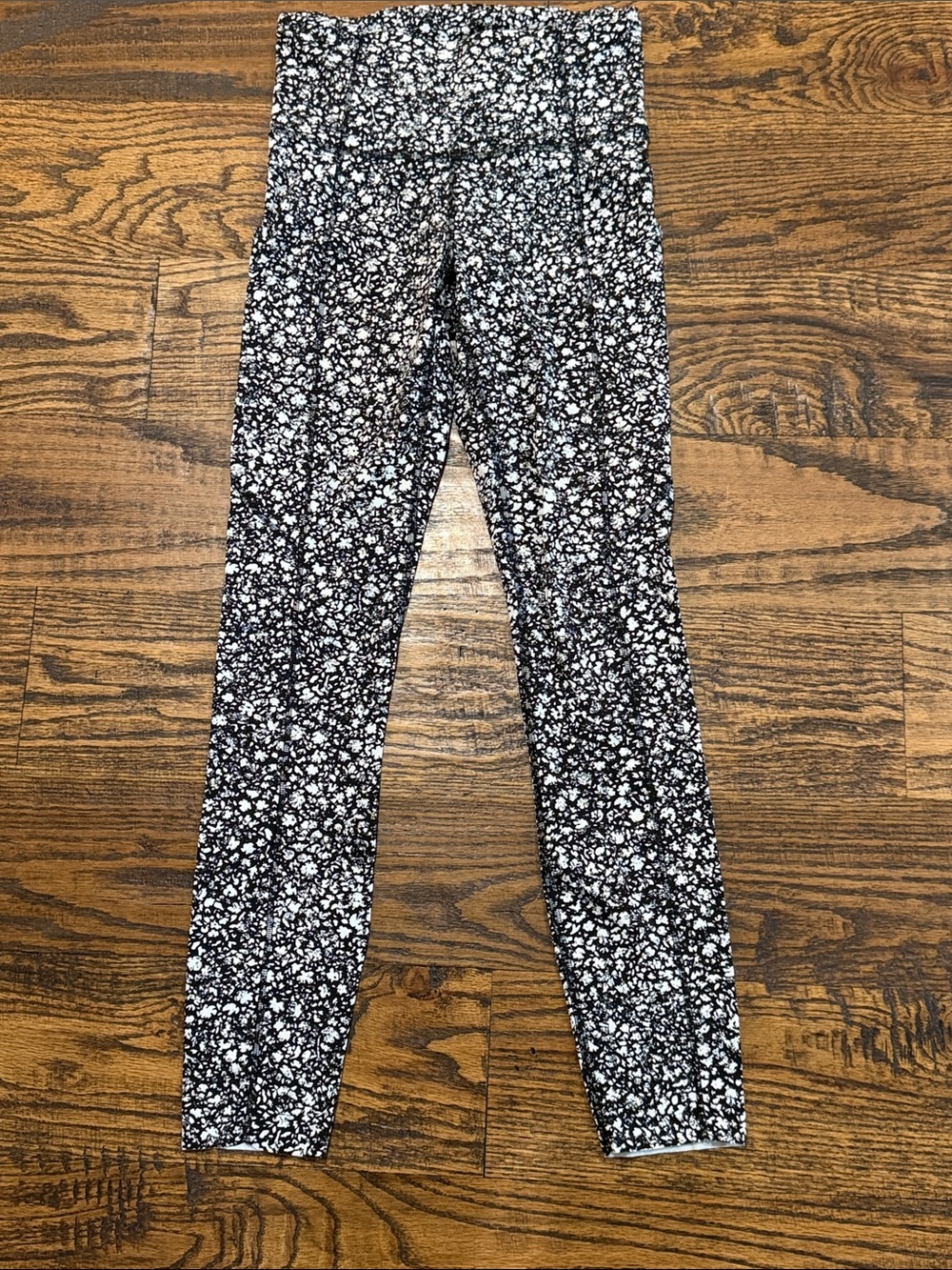 lululemon athletica Black and White Floral Leggings size 2 7/8